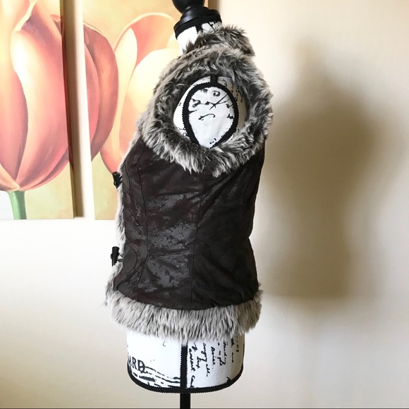 Body Central Faux Suede and Fur Vest - Picture 3 of 8